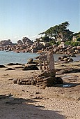 Cte de Granite Rose, la plage et  l'oratoire de St Guirec a Ploumanac'h 